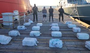 Apresan dos venezolanos con 437 paquetes de droga a bordo de una lancha en Peravia