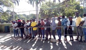 Haitianos entran por la frontera de forma ordenada para participar en los corredores comerciales