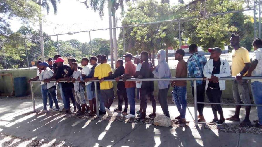Haitianos entran por la frontera de forma ordenada para participar en los corredores comerciales