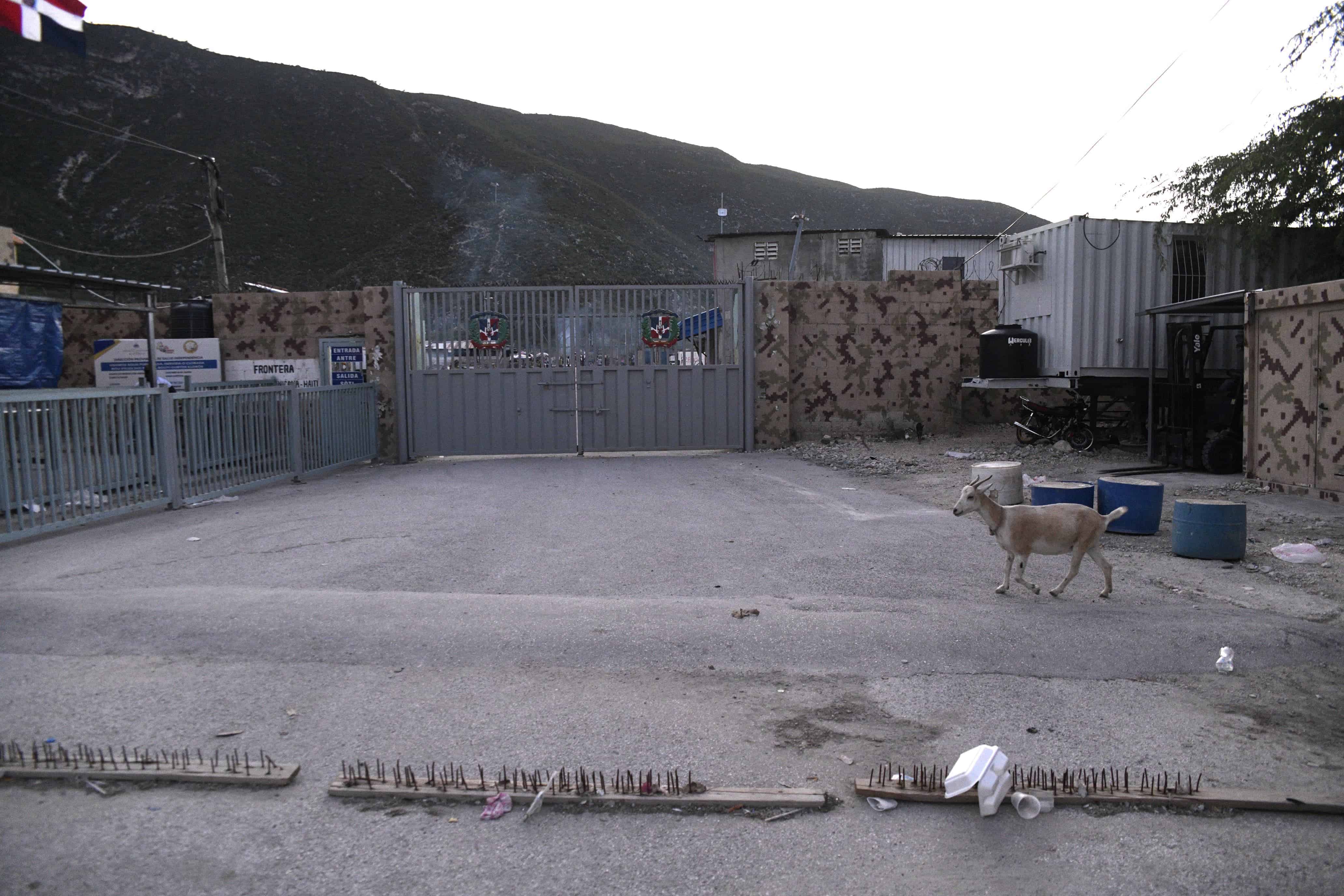 Desolación en el paso fronterizo de Jimaní, el punto más cercano con la capital haitiana, Puerto Príncipe.