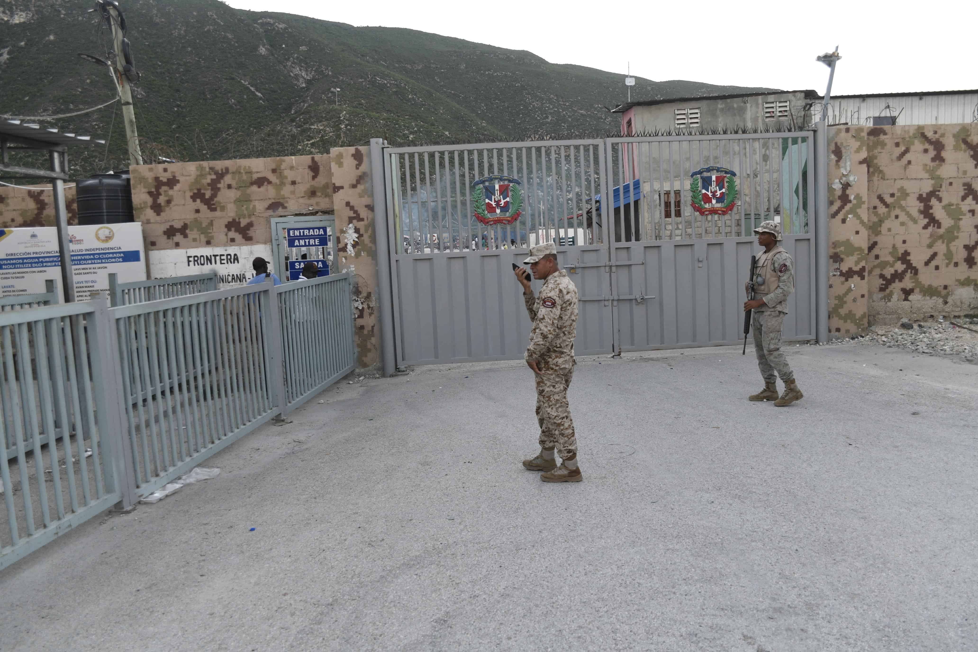 Personal militar dominicano de puesto en la frontera de Jimaní.