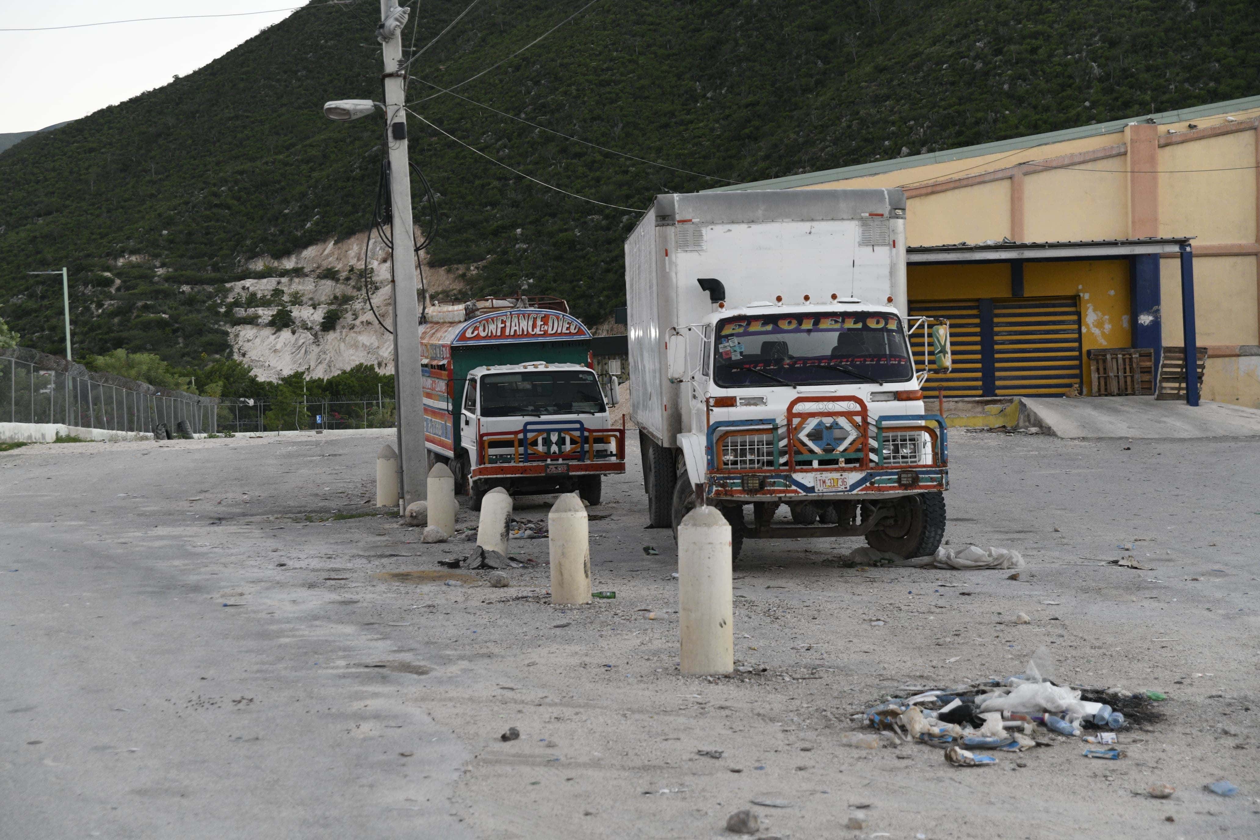 Vehículos haitianos cargados de mercancía en espera de que abran la frontera.