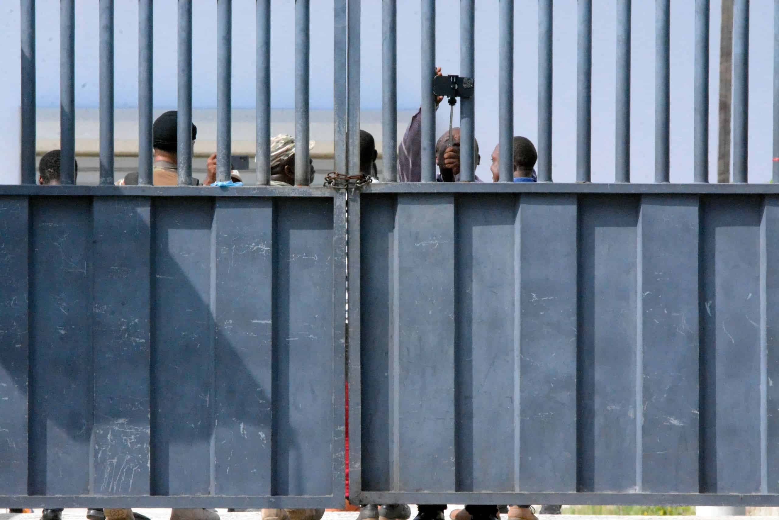 Personas del lado haitiano detrás de la puerta fronteriza en Dajabón.