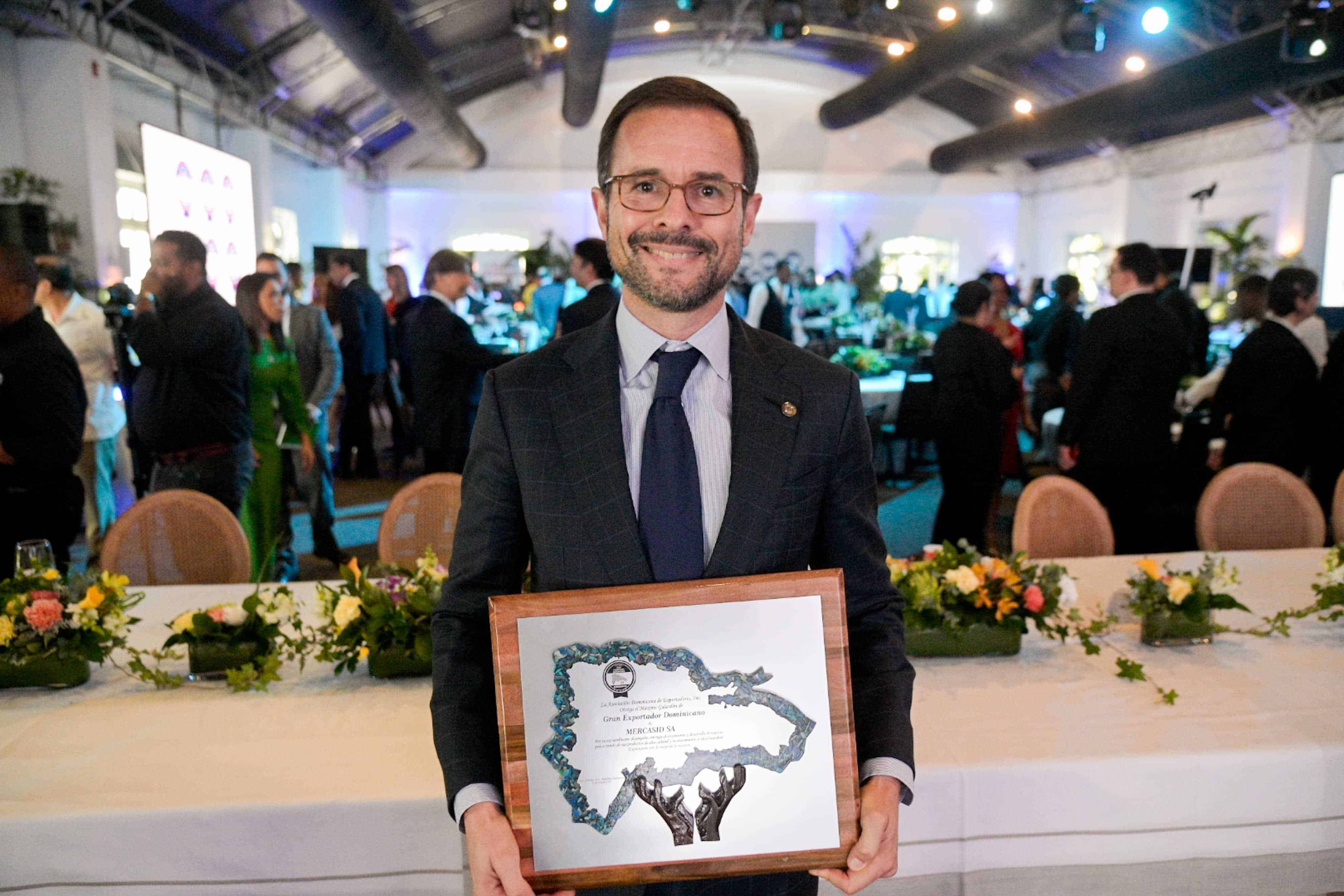 El director de Inversiones y Exportaciones de Mercasid, Roberto Bonetti, recibió el máximo galardón que le fue otorgado a esta empresa.