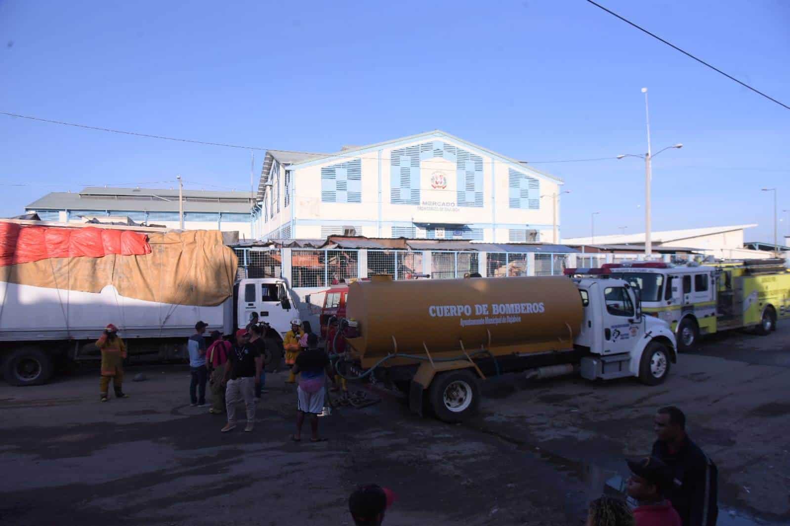 Incendio afectó mercado fronterizo de Dajabón.