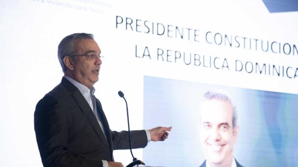 Abinader: Tenemos que planificar para usar cada vez menos mano de obra extranjera