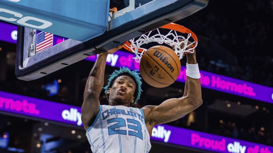 Hornets colocan transferible a Kai Jones después de que pide salir en canje