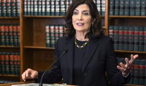 Gobernadora de Nueva York respalda suspensión de derecho a la vivienda