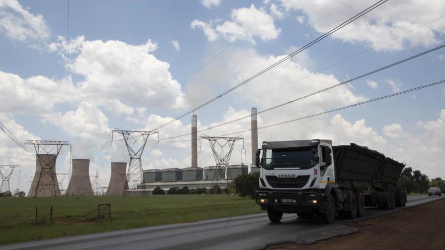 Sudáfrica apunta a grupo criminal dedicado al contrabando de carbón