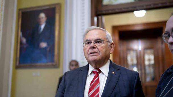 El senador Bob Menéndez llega a la corte federal para el inicio del juicio por soborno