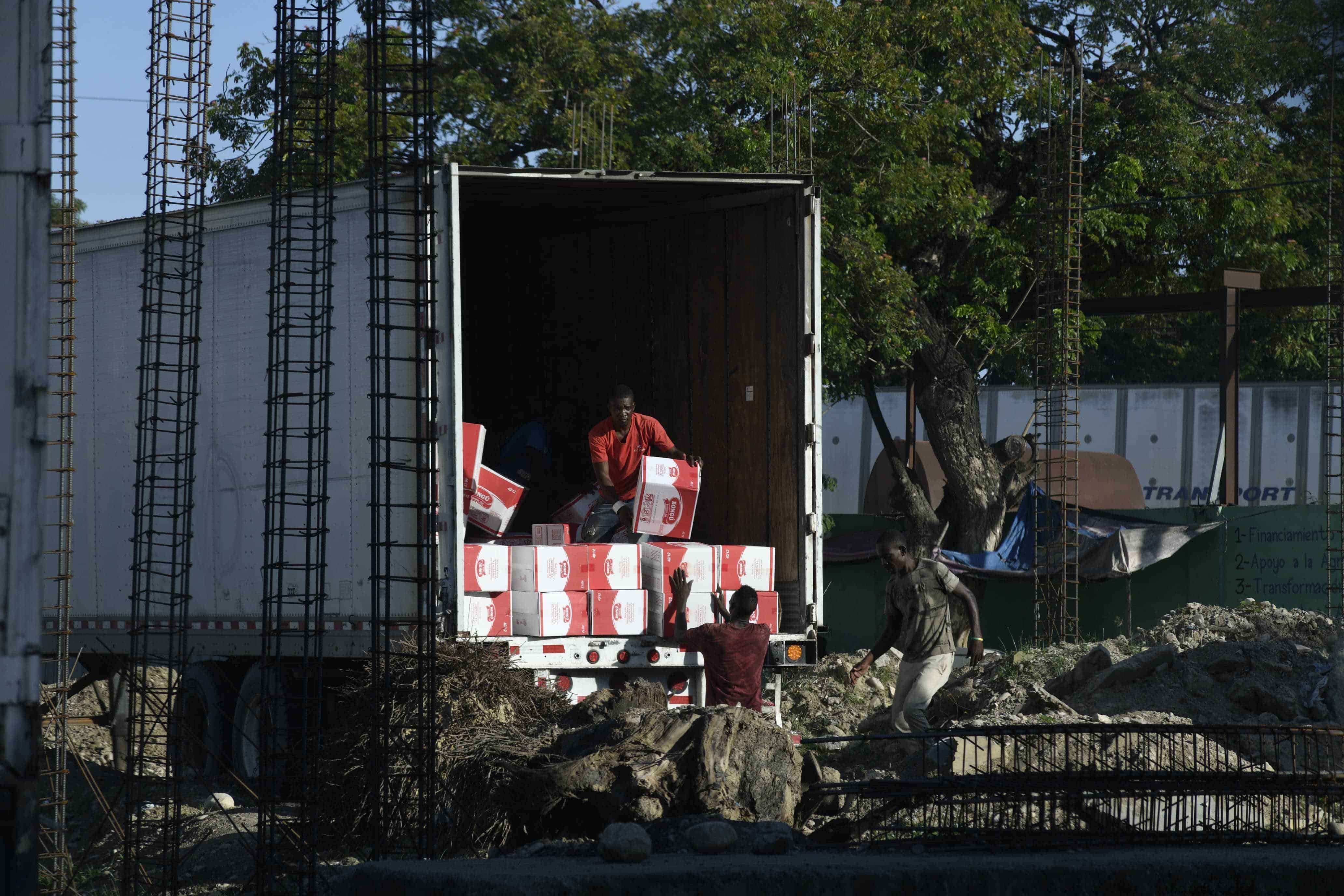 Haitianos descargan mercancías en Elías Piña tras la reapertura parcial de los pasos fronterizos.