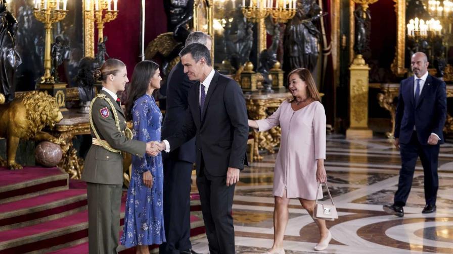 Primera recepción en el Palacio Real y besamanos con 2,000 invitados para la princesa Leonor