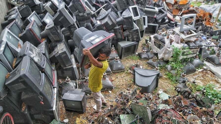 Muchos de los residuos electrónicos que desechamos contienen materias primas esenciales