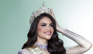 Dominicana sufre aparatosas caídas en la pasarela de Miss Grand Internacional