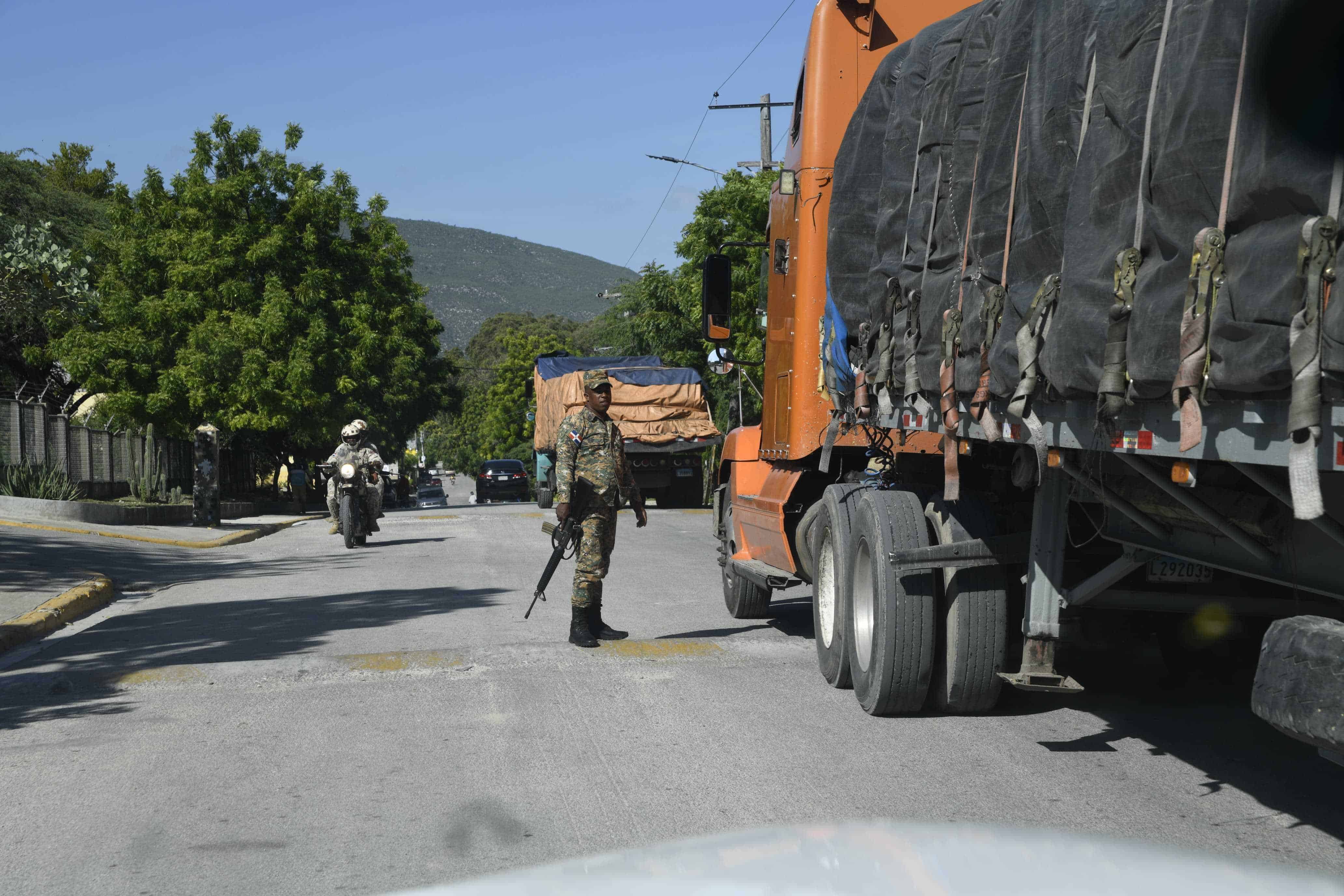 El paso de vehículos está prohibido desde la frontera dominicana hacia Haití.