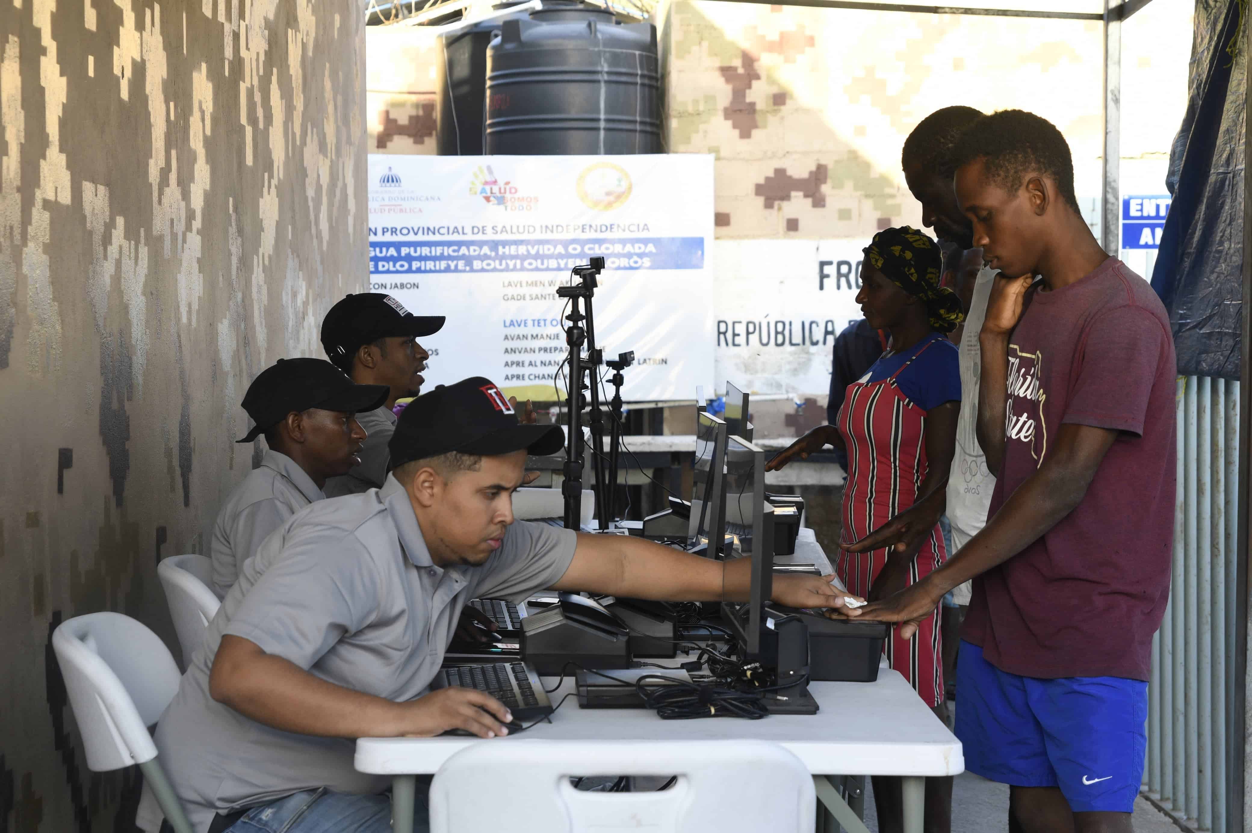 El registro biométrico en el paso fronterizo de Jimaní recibe a los nacionales haitianos que han cruzado a pie la frontera.