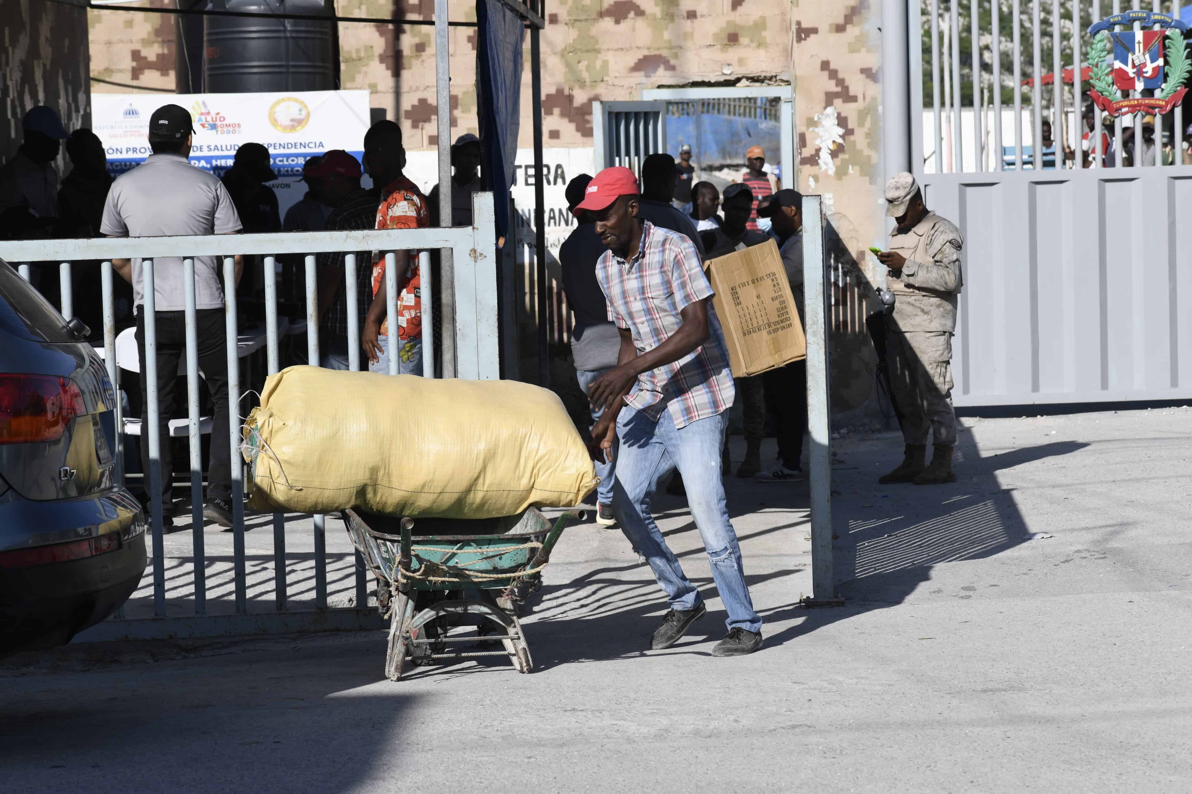 Algunos nacionales haitianos aprovecharon las primeras horas del día para cruzar el paso fronterizo de Jimaní.