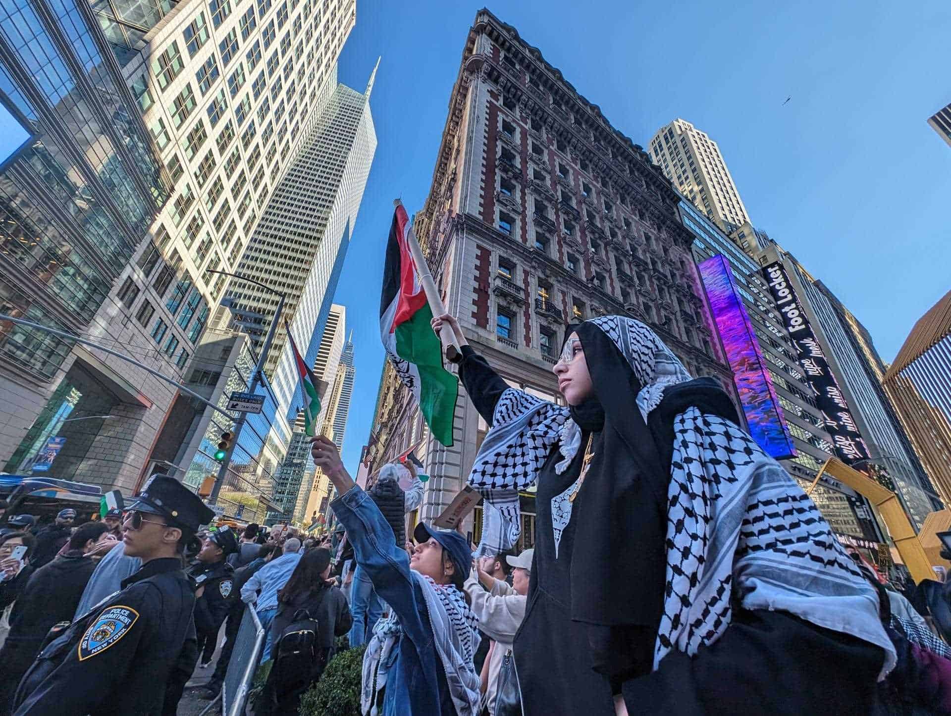  Personas se manifiestan hoy a favor de Palestina, en Times Square en Nueva York (EE.UU). 