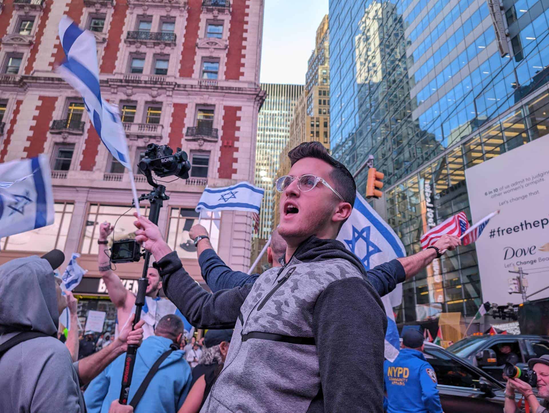 Personas se manifiestan hoy a favor de Israel, en Times Square en Nueva York (EE.UU). 