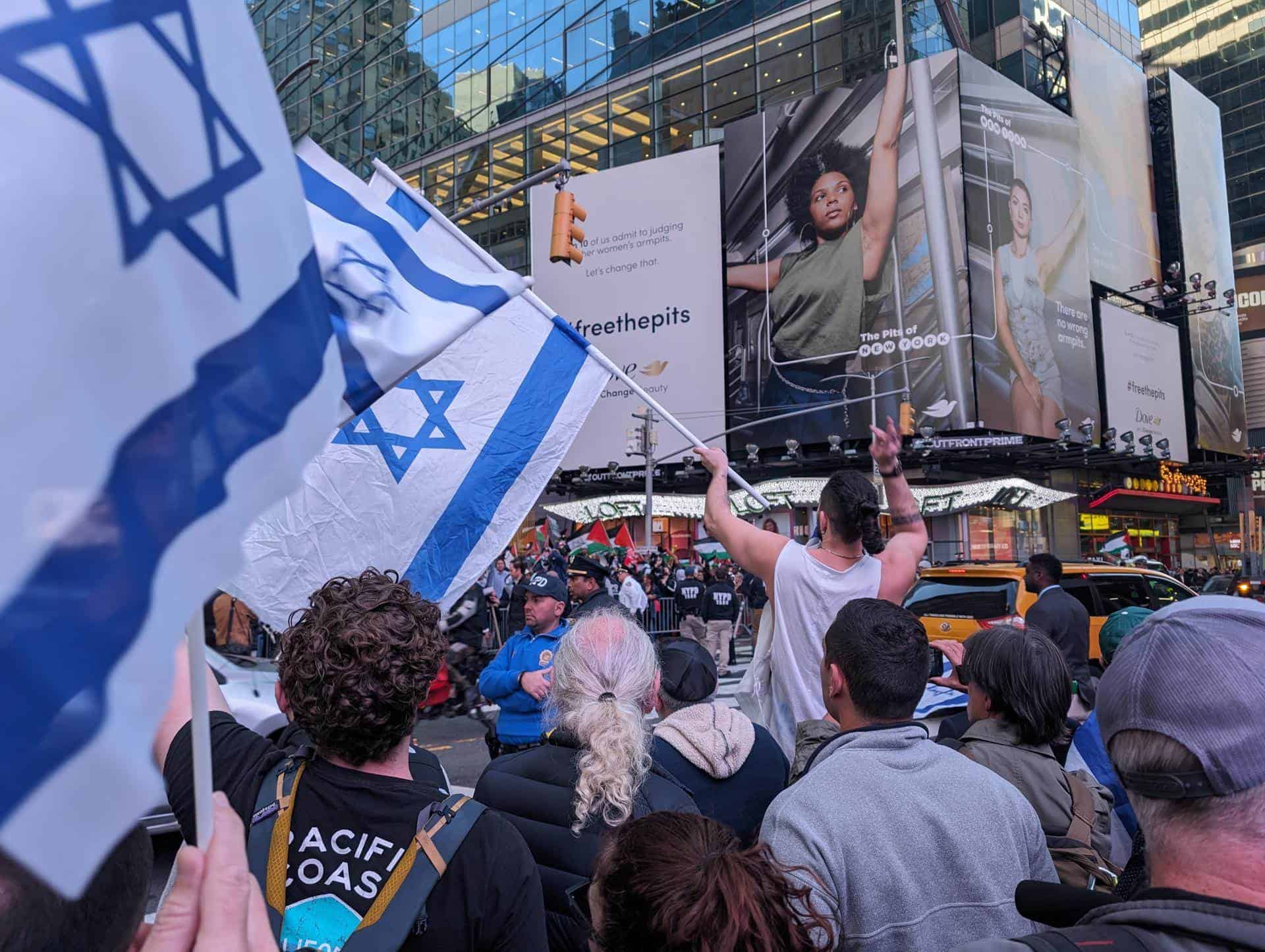 Personas se manifiestan hoy a favor de Israel, en Times Square en Nueva York (EE.UU). 