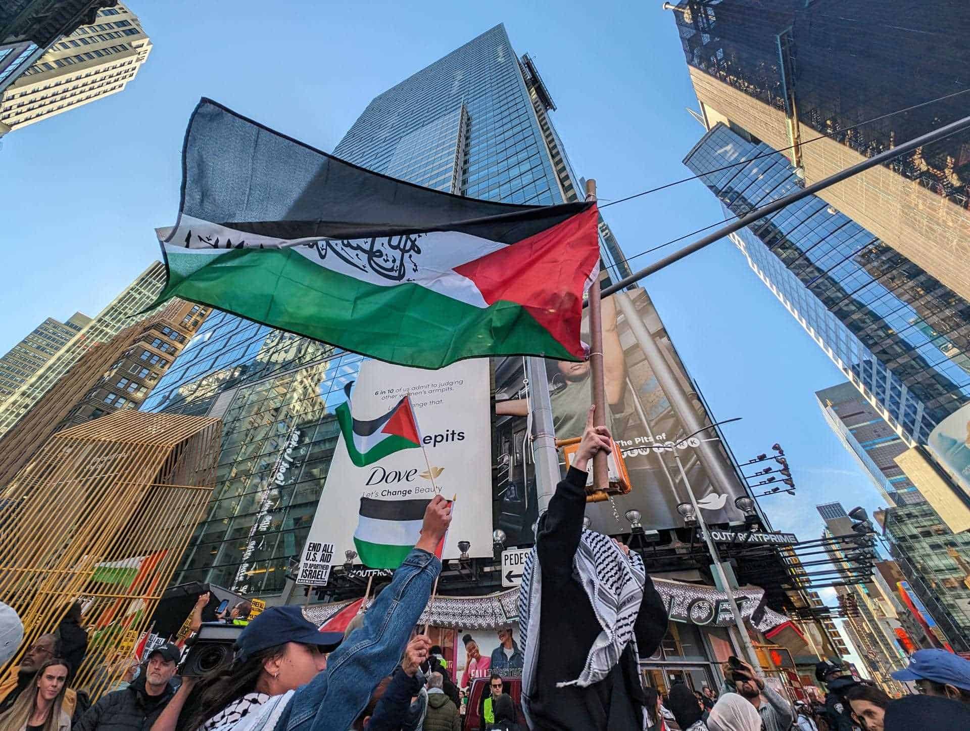 Personas se manifiestan hoy a favor de Palestina, en Times Square en Nueva York (EE.UU).