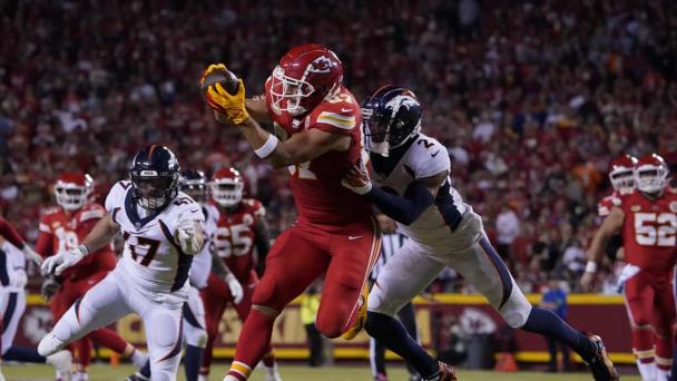 Mahomes lanza pase de touchdown, Kelce brilla con Swift presente y Chiefs vencen a Broncos