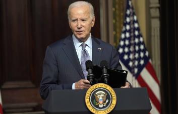 Biden dice que trabaja con Israel para restaurar el apoyo humanitario en Gaza