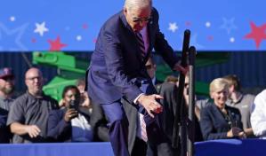 Otro tropezón de Biden: el mandatario casi se cae durante un evento en Filadelfia