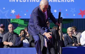 Otro tropezón de Biden: el mandatario casi se cae durante un evento en Filadelfia