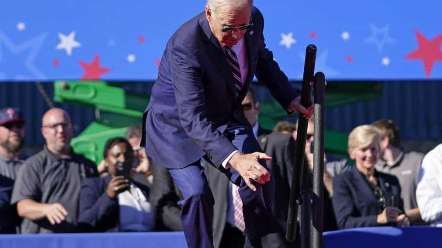 Otro tropezón de Biden: el mandatario casi se cae durante un evento en Filadelfia