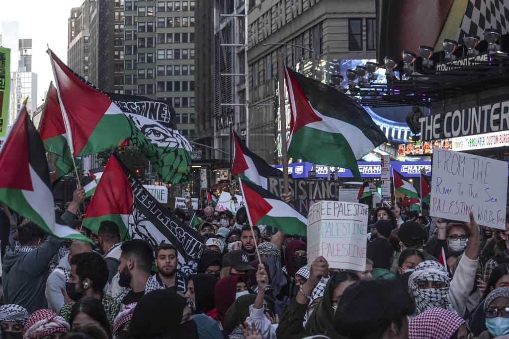 Simpatizantes palestinos marchan con banderas, carteles y cánticos en protesta, el viernes 13 de octubre de 2023, en Nueva York, mientras continúa la guerra entre Israel y Hamas.