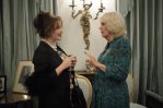 Encuentro de la realeza: la reina Camila conversa con la actriz Helena Bonham Carter