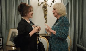 Encuentro de la realeza: la reina Camila conversa con la actriz Helena Bonham Carter