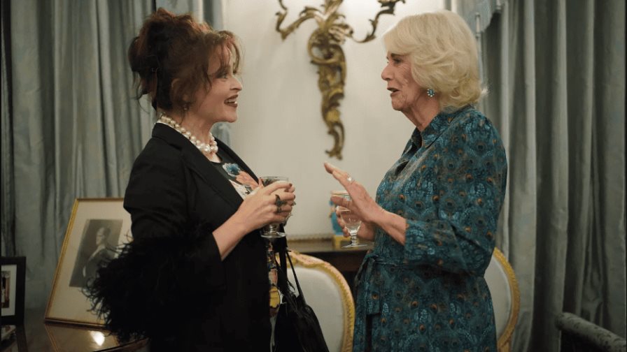 Encuentro de la realeza: la reina Camila conversa con la actriz Helena Bonham Carter