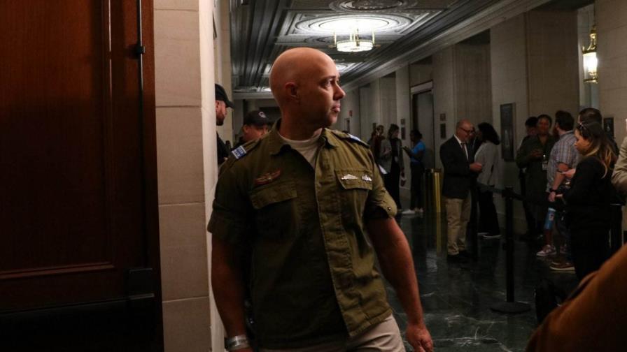 Un congresista republicano acude al Capitolio con uniforme militar israelí