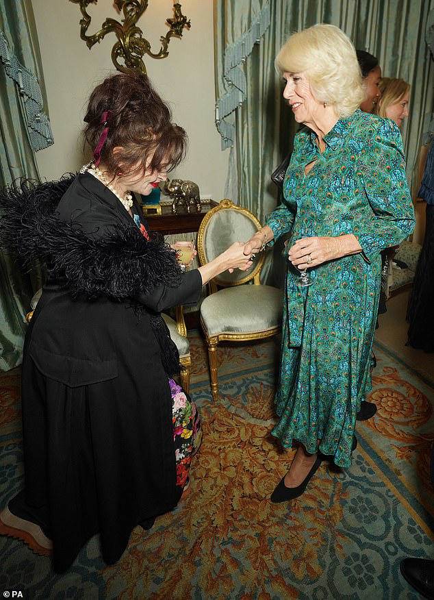 Helena Bonham Carter hace una reverencia a la reina Camilla en Clarence House