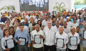 Abinader entrega 850 títulos de propiedad a familias en Guayabal de Azua