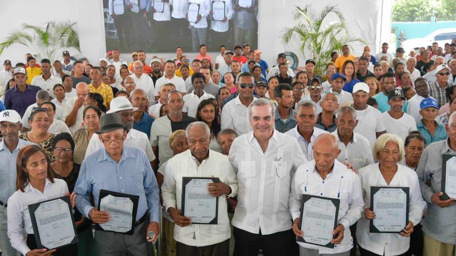 Abinader entrega 850 títulos de propiedad a familias en Guayabal de Azua