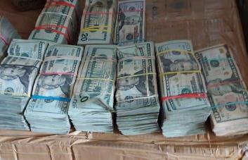 Decomisan US$240,000 y tres pistolas en puertos de Haina y Puerto Plata