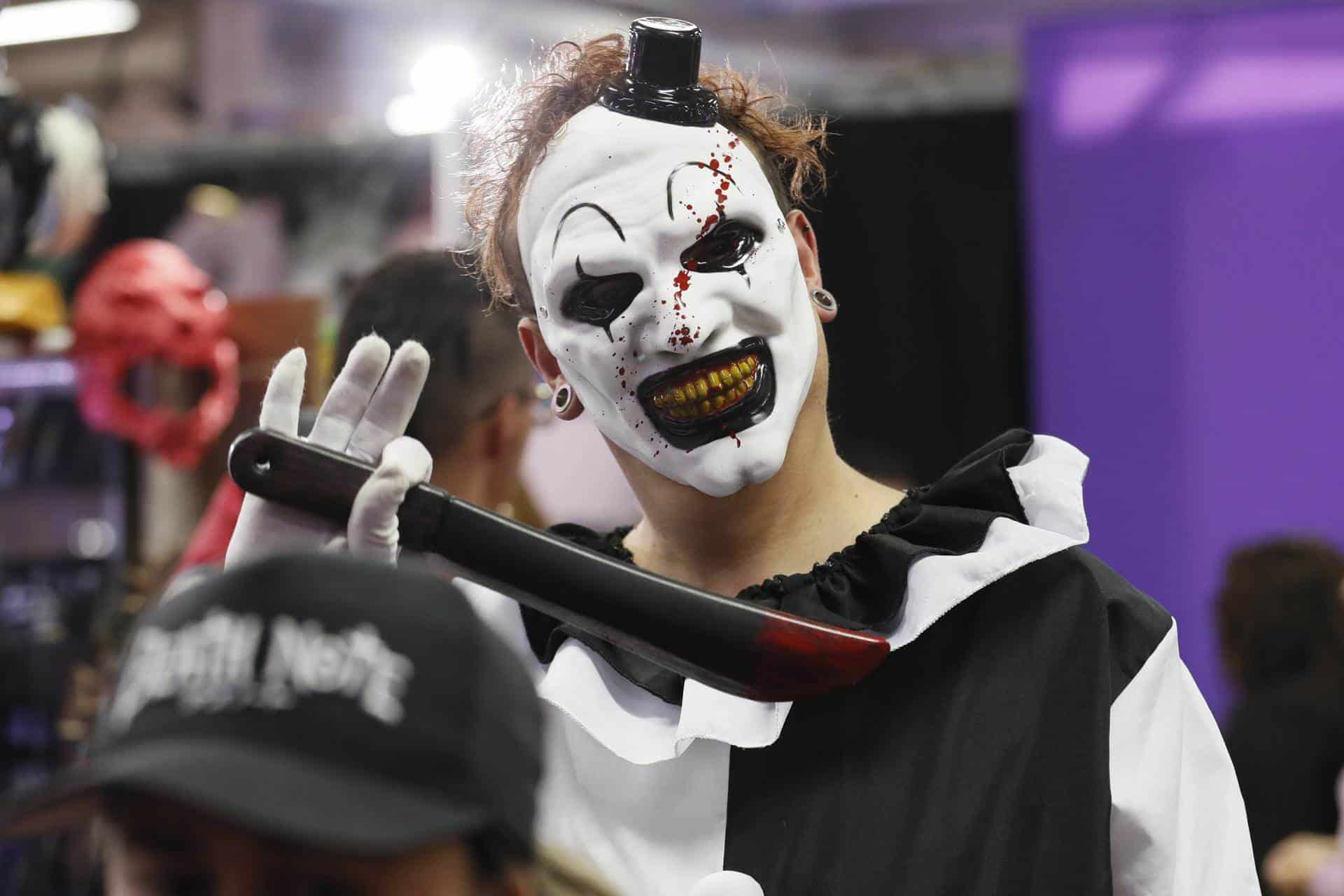 Personas disfrazadas recorren hoy el Salón del Ocio y la Fantasía (SOFA 2023) en Corferias, en Bogotá (Colombia). 