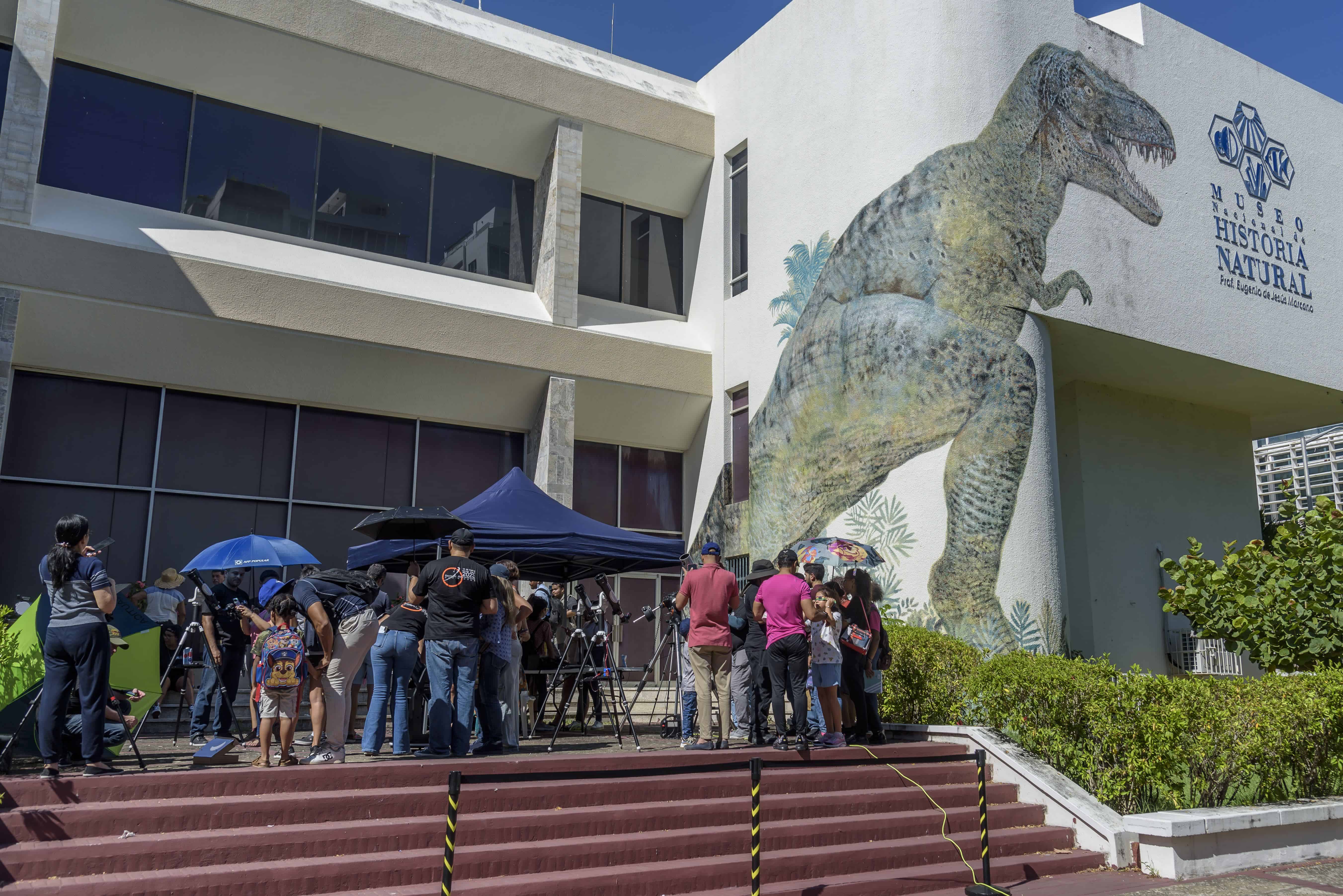 Las instalaciones exteriores del Museo Nacional de Historia Natural Prof. Eugenio de Jesús Marcano siempre cuentan con el espacio apropiado, así como la accesibilidad para realizar eventos como el de hoy para observar el eclipse.