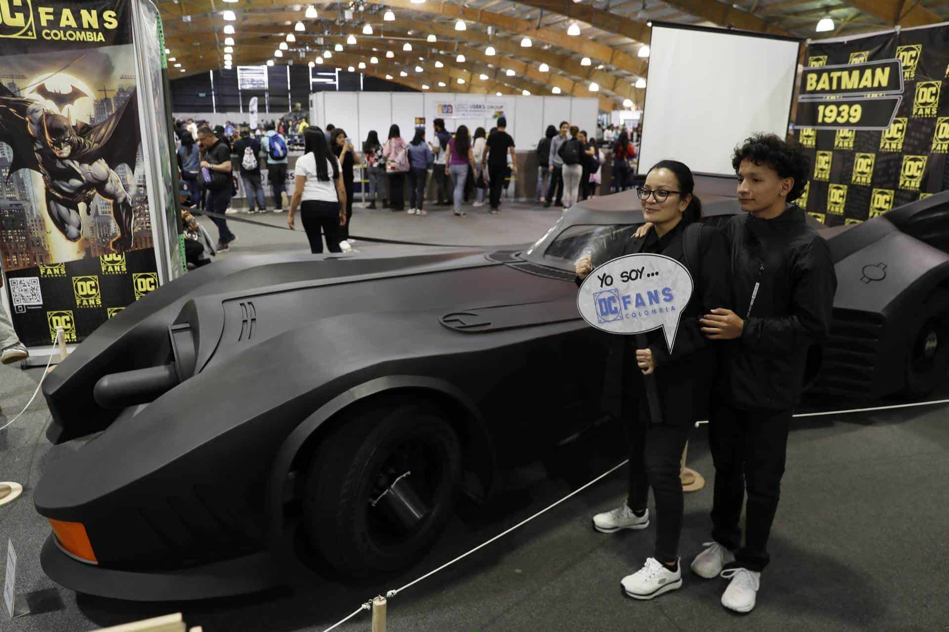 Personas disfrazadas recorren hoy el Salón del Ocio y la Fantasía (SOFA 2023) en Corferias, en Bogotá (Colombia). 