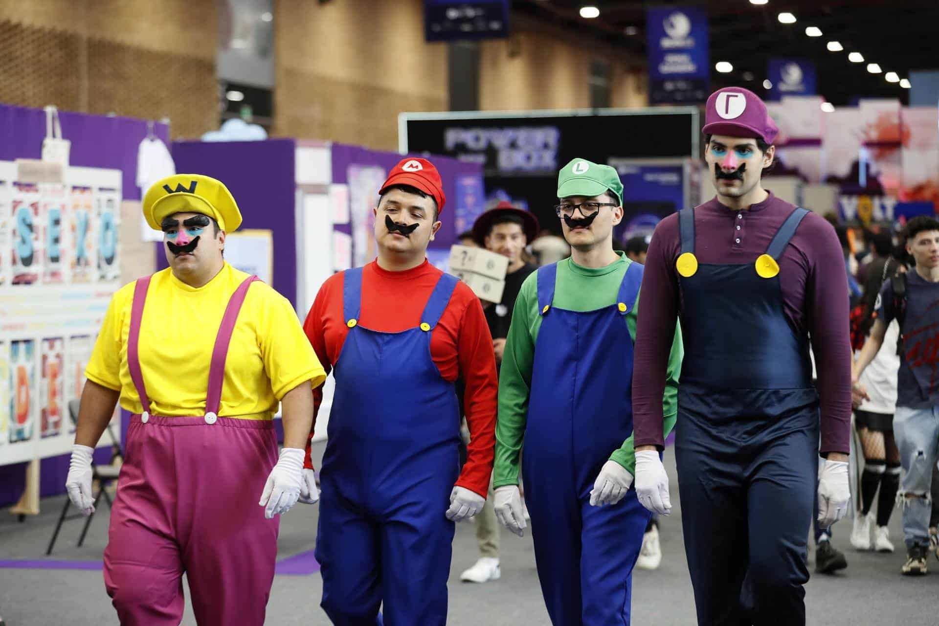 Personas disfrazadas recorren hoy el Salón del Ocio y la Fantasía (SOFA 2023) en Corferias, en Bogotá (Colombia). 
