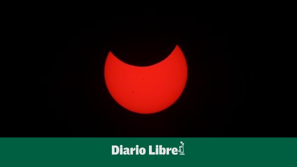 Eclipse solar anular inicia su recorrido por el norte del continente americano