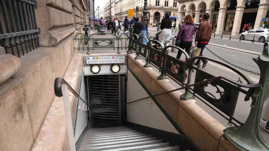 Versalles y el Louvre son evacuados ante amenazas en estado de alerta terrorista