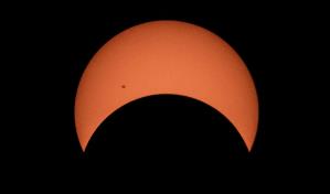 Un cielo espléndido y despejado permitió ver el eclipse  de principio a fin.