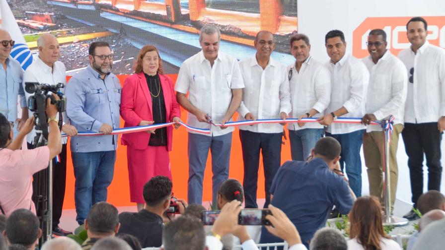 Gobierno reconstruye dos puentes en La Vega