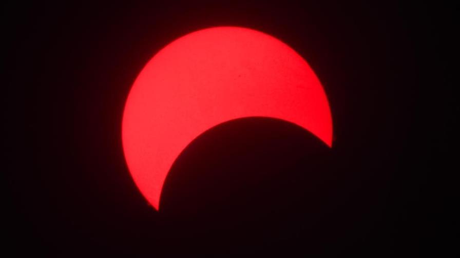 Eclipse solar anular inicia su recorrido por el norte del continente americano