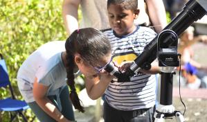 Decenas de personas vieron el eclipse desde el Museo Nacional de Ciencias Naturales
