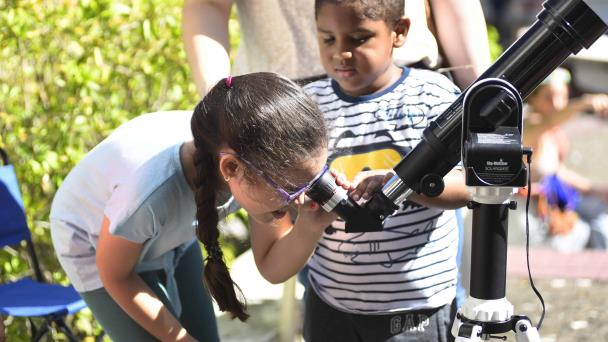 Decenas de personas vieron el eclipse desde el Museo Nacional de Ciencias Naturales